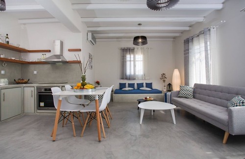 Logaras House | Villa Emartena for 14 guests 3 villas with 3 pools near Punda Beach