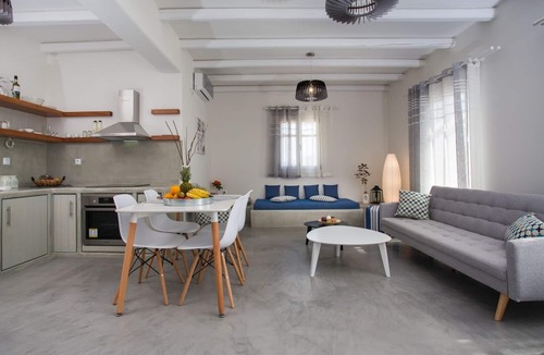Logaras House | Villa Emily a 1 bedroom villa in Punda Beach Paros ideal for couples.