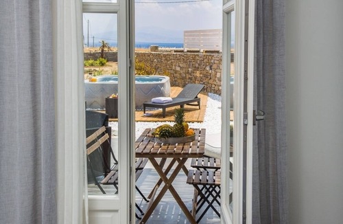 Logaras House | Villa Emily a 1 bedroom villa in Punda Beach Paros ideal for couples.