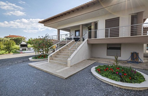 Nea Potidaia Cottage | Villa George by RentalsPro - Nea Potidaia
