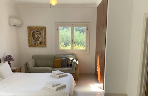 Agios Ilias Villa | Villa Julia - Large Luxury 6 bedroom Villa. Private Infinity Pool and Jacuzzi