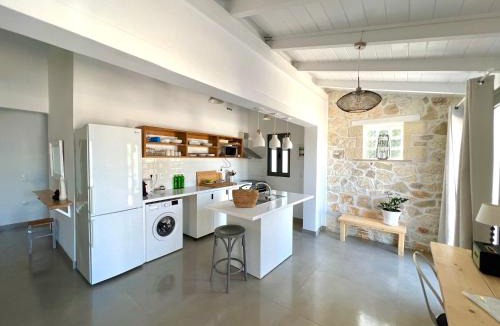 Makratika Villa | VILLA KRISTINA 2BR Villa NR Gaios w Seaview and Pool