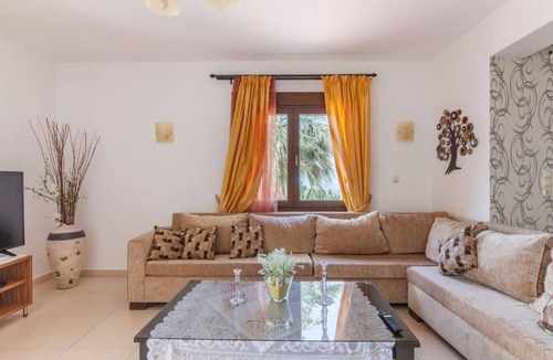 Kirianna Villa | Villa Laga with Pool, 300m to Taverns, Childrens Area, BBQ!