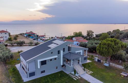 Nea Potidaia House | Villa Llanaj Residence 3 by Luxlikehome