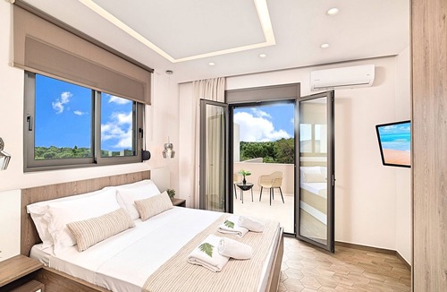 Mouri House | Villa "Minoas Grand" mit Blick auf das Wasser by Interhome