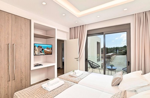 Mouri House | Villa "Minoas Grand" mit Blick auf das Wasser by Interhome