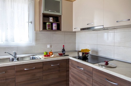 Apolpaina Villa | Villa 'Nikoleta' with Private Pool, Wi-Fi and Air Conditioning