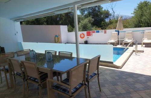 Exopoli Villa | Villa Oniro- Less than 5-Min Walk to Kalivaki Beach