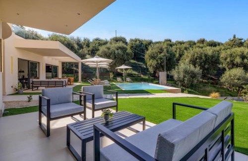 Peroulion Villa | Villa Optima by Villa Plus