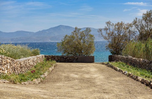 Piso Livadi Villa | VILLA PAROS BY THE SEA-BEACH FRONT VILLA-A SEASIDE SANCTUARY FOR BODY AND SOUL
