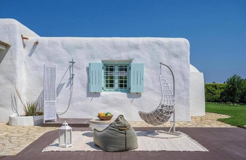 Tingaki Villa | Villa 'Perla Blanca' with Private Pool, Wi-Fi and Air Conditioning