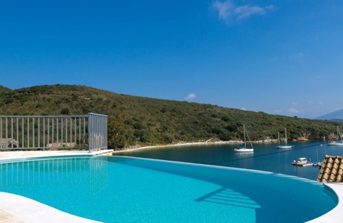 Agios Stefanos Villa | Villa Rahi - Charming House with Sea Views in Agios Stephanos near Beach