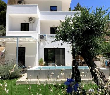 Pefki Villa | Villa 'Tην αιώνια φωτιά' with private pool & jacuzzi close to the beach