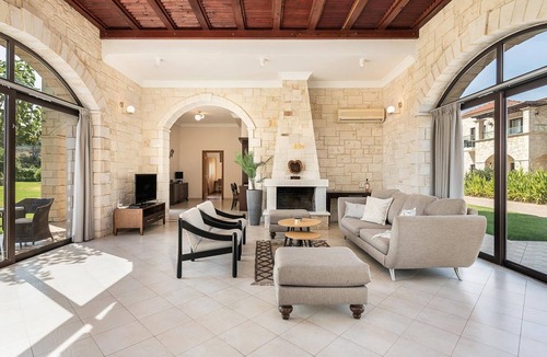 Platanias Town Villa | Villas Platanias 3 bedroom villa with a heated pool