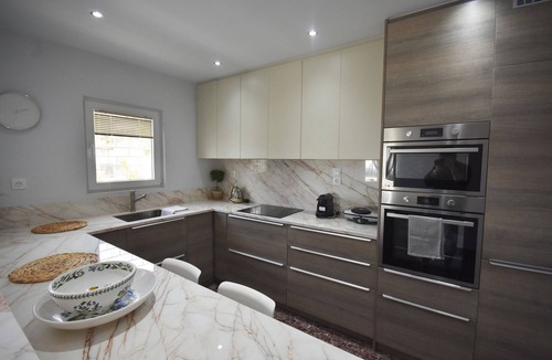 Kalyvia Thorikou Apartment | VillaVita Modern 3BR,Garden & BBQ, Walk to Beach