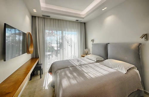 Agios Georgios Pagon Apartment | Vistonia Apartment 1 - right on the beach with sea views