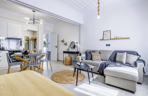 Skopelos Town Apartment | Vrachos house "In the heart of ​Skopelos Town"