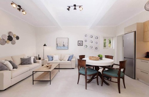 Alepou House | Walnut House- Private garden