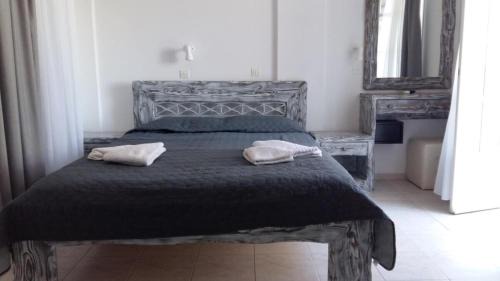 Perivolos Apartment | White Cycladic serenity
