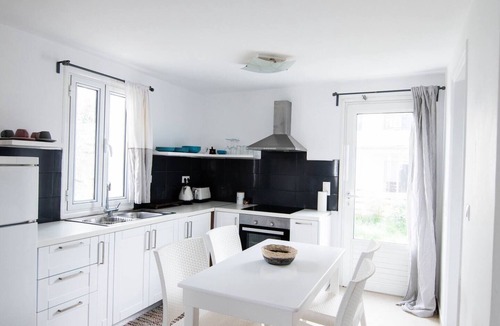 Kamari Villa | White Wave Villa, 3min walk from beach