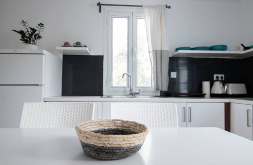 Kamari Villa | White Wave Villa, 3min walk from beach