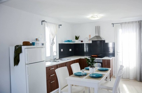 Kamari Villa | White Wave Villa, 3min walk from beach