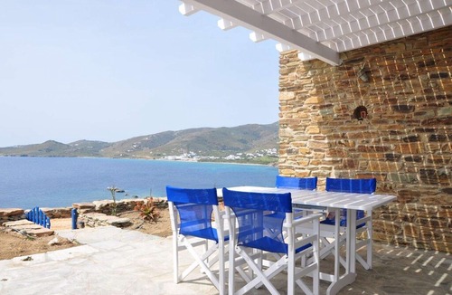 Tinos Town House | Windmill and houses by the sea / Stavros Bay