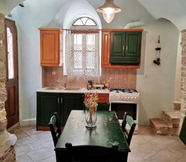 Kalamoti House | Yi artistry 1-bedroom medieval holiday house
