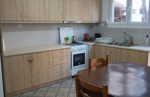 Keratsini-Drapetsona House | Yr Olewydden, a 2-bedroom house in a tranquil neighborhood of authentic Piraeus