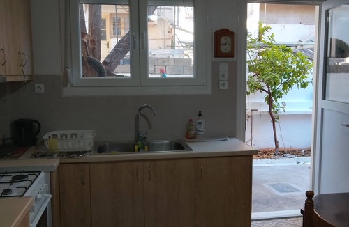 Keratsini-Drapetsona House | Yr Olewydden, a 2-bedroom house in a tranquil neighborhood of authentic Piraeus