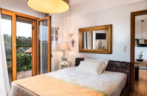 Makrys Tichos Apartment | Zen Serenity Retreat with Great Outdoors, Pool & Parking