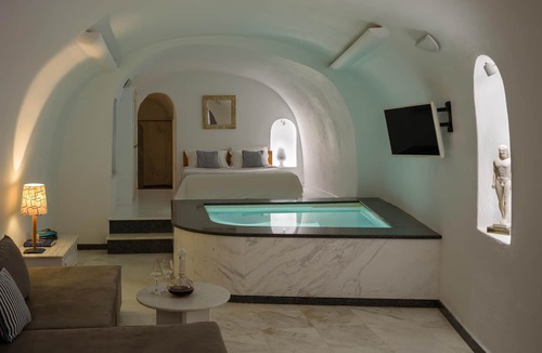 Imerovigli Hotel | Zenith Blue Villas - Traditional Honeymoon Cave Suite with 2 Hot Tubs