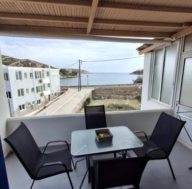 Με θέα τον όρμο της Βάρης in Vari
