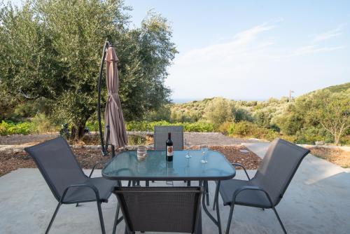 Οίνου Γη Ιθάκη - Winelandithaca in Perakhórion