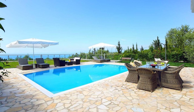 1 Bed villa w/ pool, built-in BBQ + free A/C