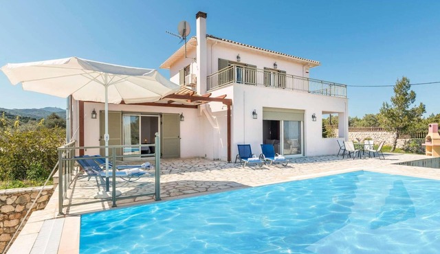 2 bed villa with pool and distant sea views
