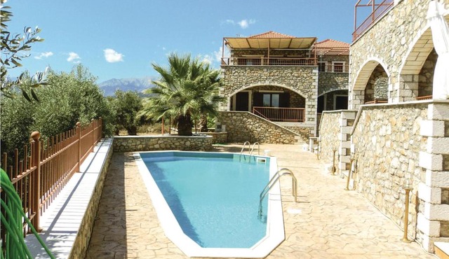 2 Bedroom Beautiful Home In Astros Peleponese in Koútroufa