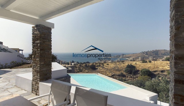 2 modern houses with a sea view & swimming pool, ideal for 2 families or friends in Kea