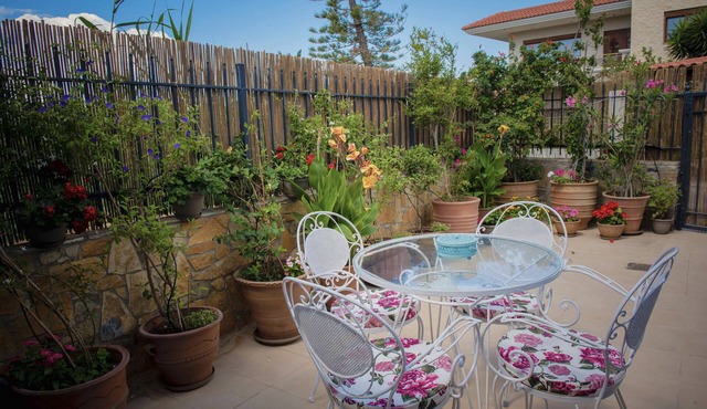 250 metres from the sea a tiny independent house with a yard full of flowers! in Ιεράπετρα