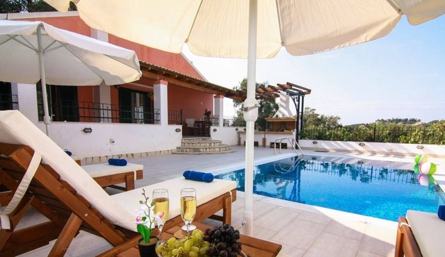 3 bedroom villa w/ pool in quaint resort