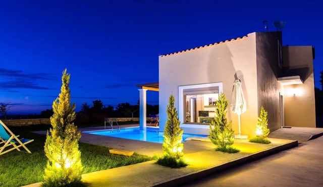 3bedroom villa, pool, BBQ & stunning views!