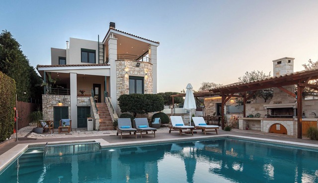 4-Bedroom Villa Near Downtown by Delfus