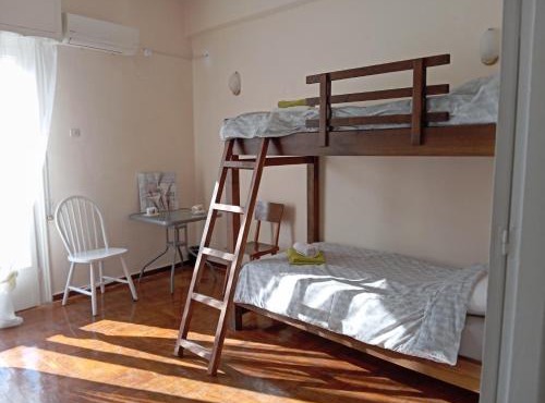 4 Single beds room 5' from metro in Athens