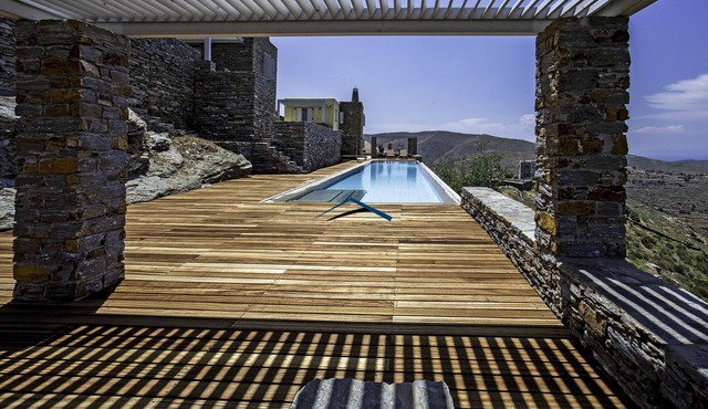 5 houses with a large swimming pool, ideal for large groups or families in Kéa