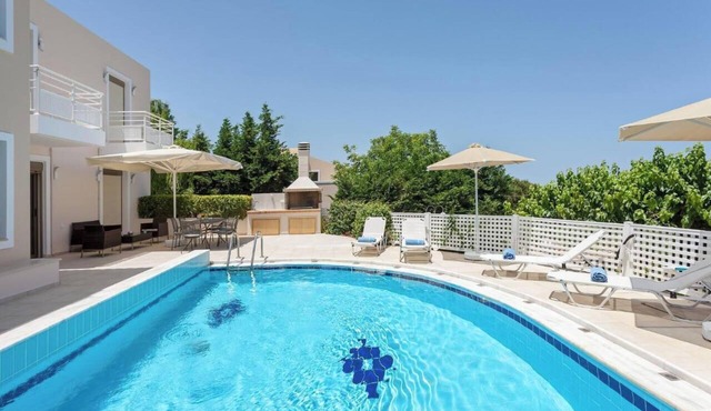 8 Guests Luxury Villa with pool & bbq facilities in Rethymno