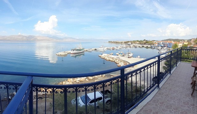 A cosy nest in the sea and sun. Family-sized house, 10 minutes from the beach. in mytilini