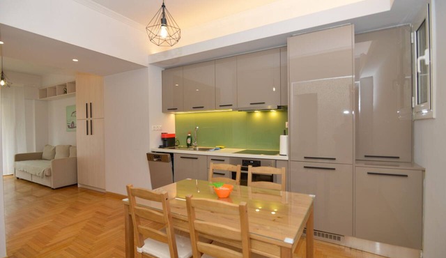 Acropolis area 2 bedroom 2 min from metro Syngrou in Athina