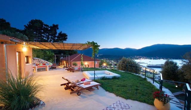 Acropolis Villa - Breathtaking Views, Outdoor Jacuzzi & Privacy