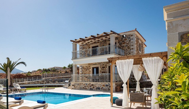 Agapi Villa II, a Seaside Retreat with Pool & BBQ, Walking distance to beach in Rethymno