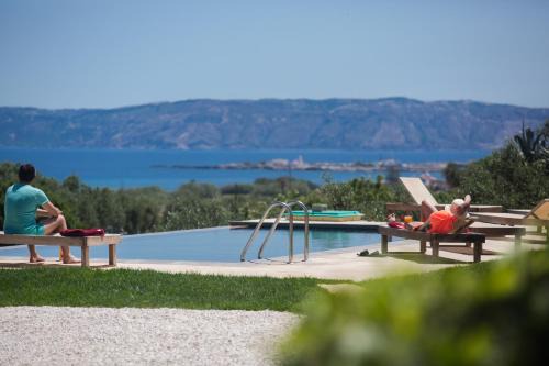 Agarathos Rooms & Pool Kaliviani -On the road to Balos